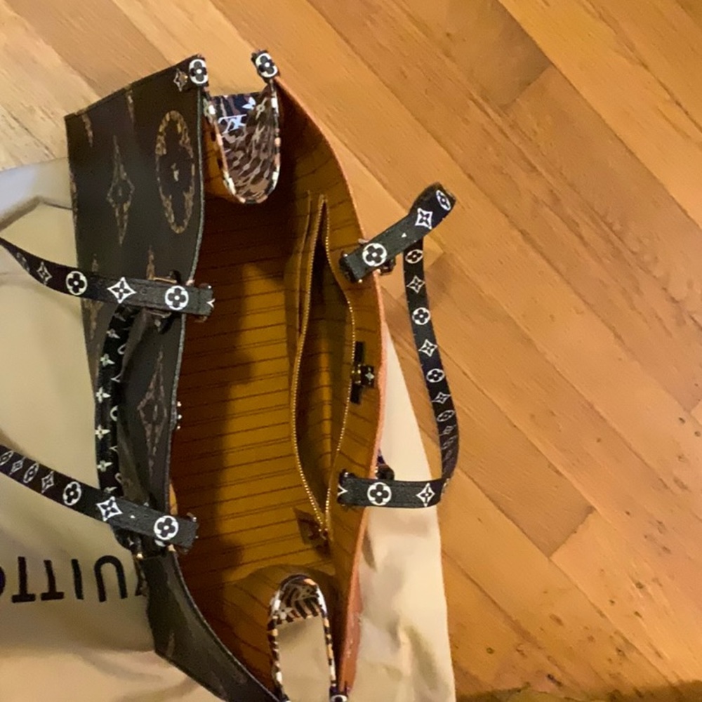 Louis Vuitton Limited Edition. From Nicolas Ghesquière's FW19 Jungle collection - Picture 4 of 10